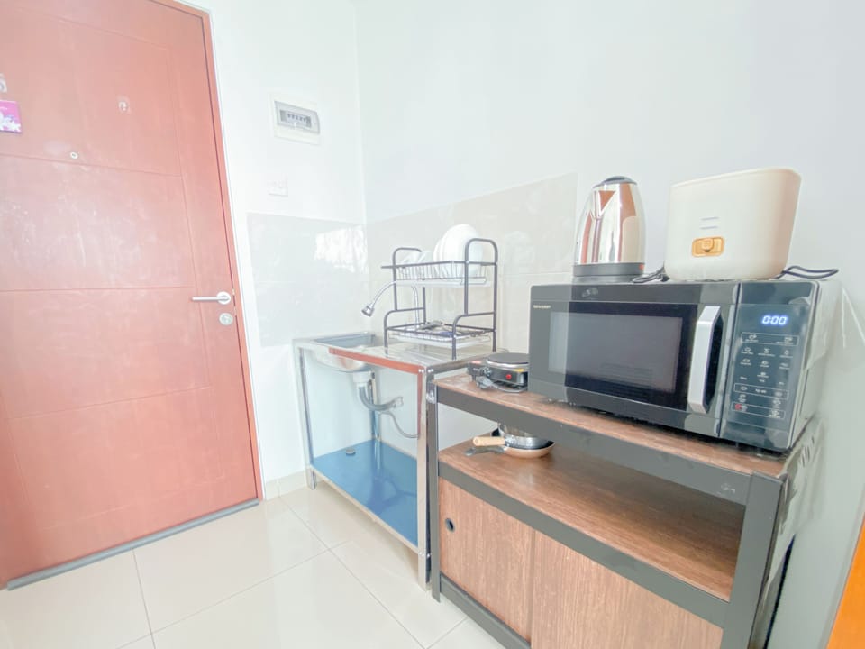 Deluxe Studio | Private kitchen | Mini-fridge, microwave, stovetop, rice cooker