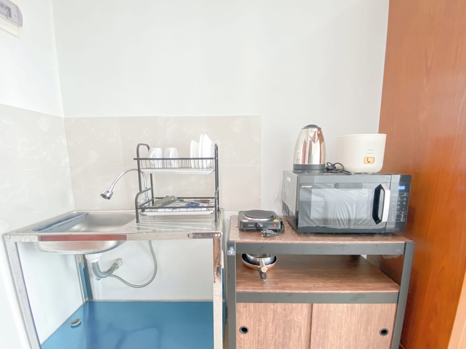 Deluxe Studio | Private kitchen | Mini-fridge, microwave, stovetop, rice cooker