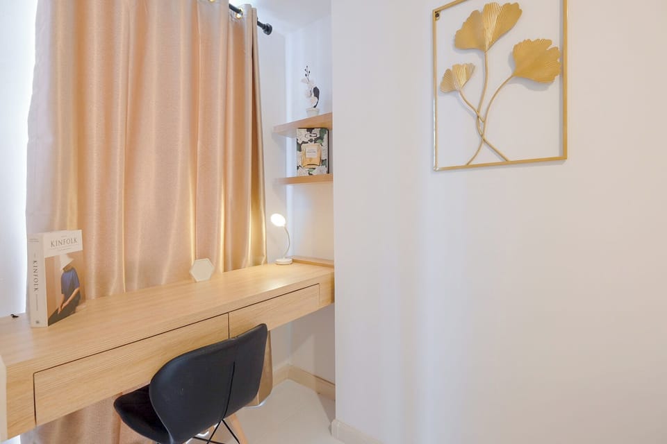 Deluxe Studio | Desk