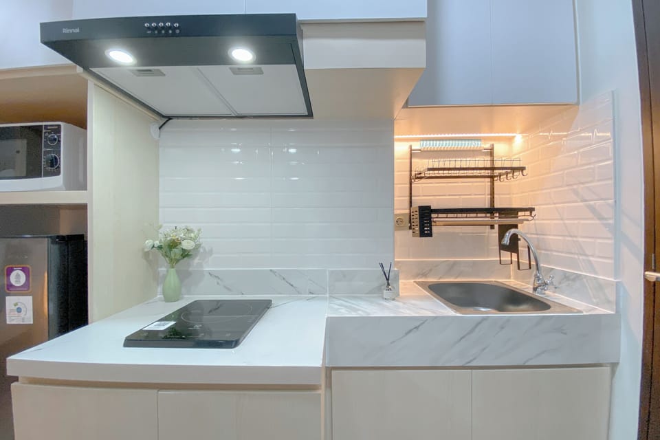 Deluxe Studio | Private kitchen | Fridge, microwave, stovetop, rice cooker