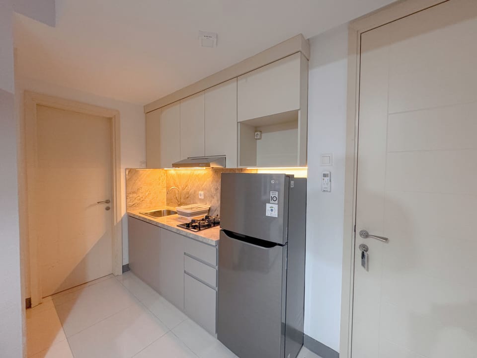 Deluxe Apartment | Private kitchen | Fridge, stovetop, rice cooker, dining tables