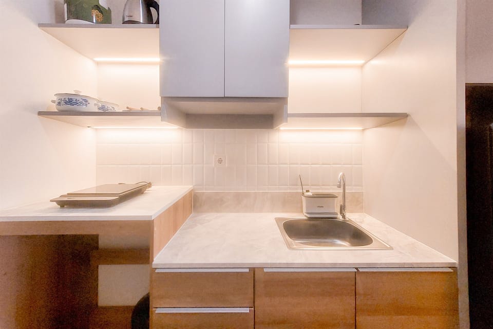 Deluxe Studio | Private kitchen | Fridge, stovetop, rice cooker, dining tables