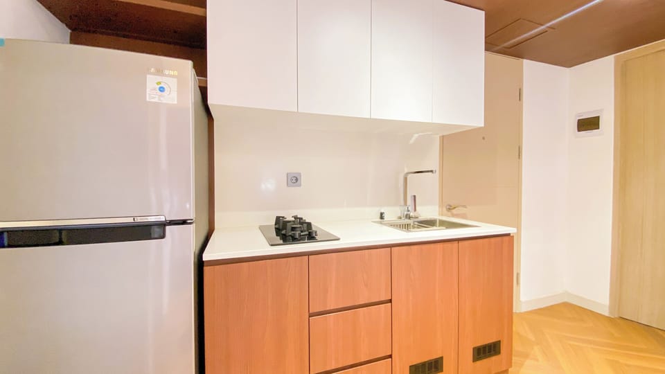 Deluxe Apartment | Private kitchen | Fridge, stovetop, rice cooker, dining tables