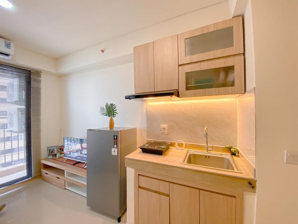 Deluxe Apartment | Private kitchen | Fridge, stovetop, rice cooker, dining tables