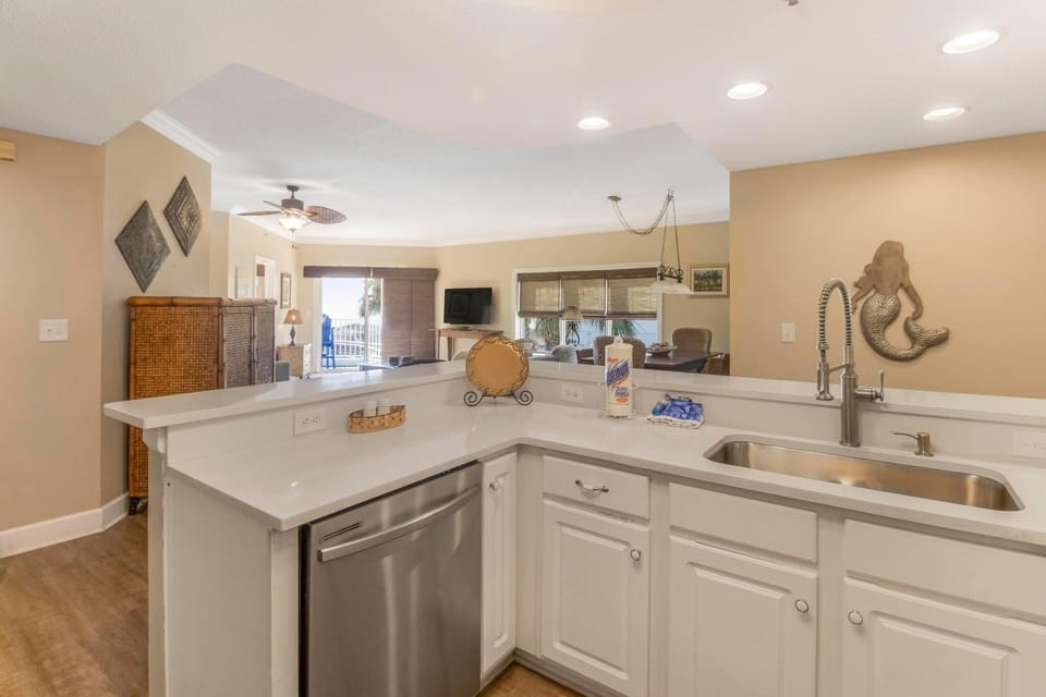 Condo, Multiple Beds (Palm Beach C21) | Private kitchen | Oven