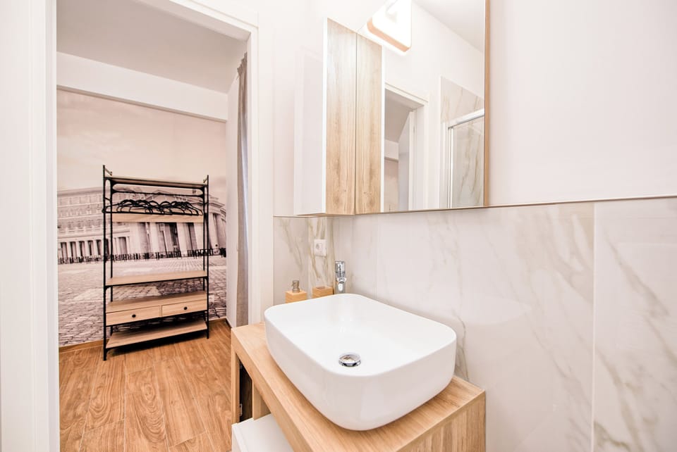 Classic Room | Bathroom | Shower, hair dryer, towels, soap