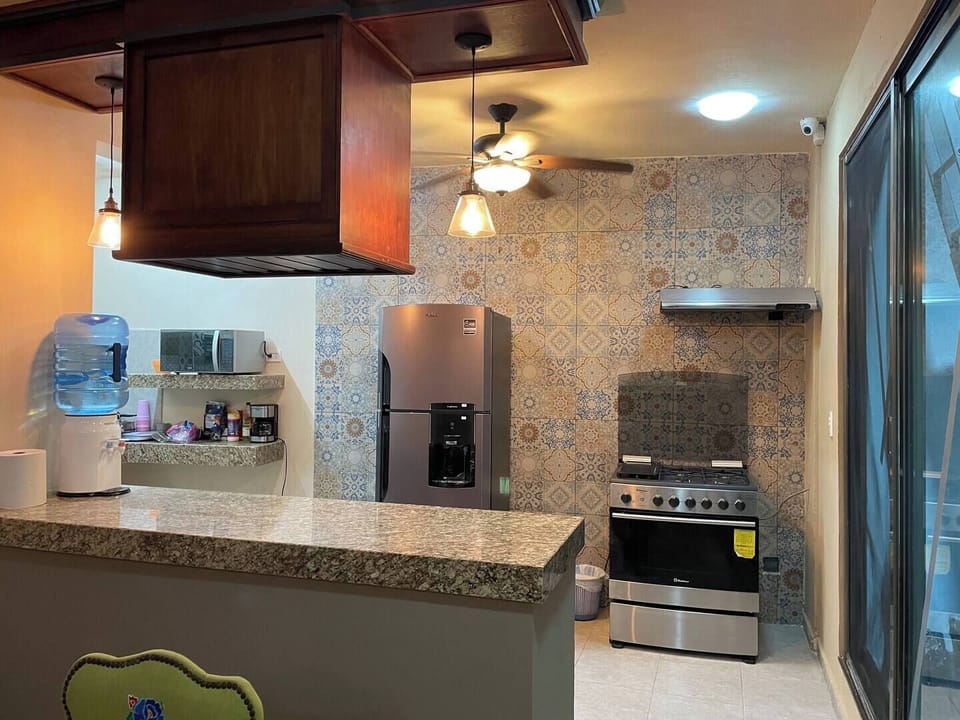 Full-size fridge, microwave, oven, stovetop