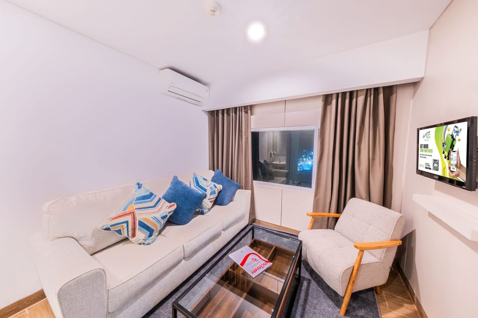 Grand Room | Living area | Flat-screen TV