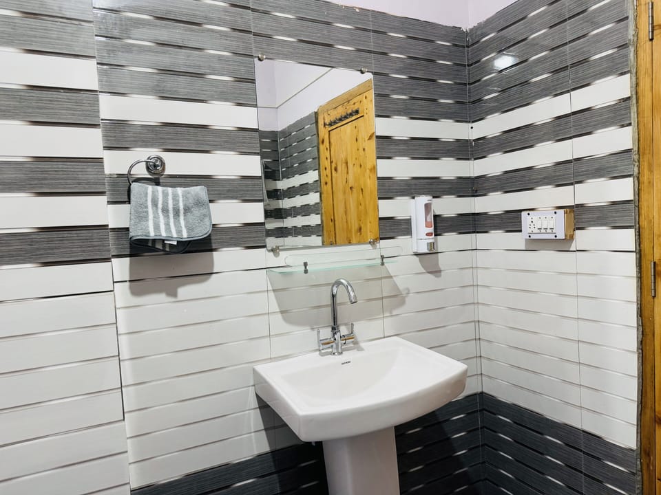 Family Quadruple Room, Courtyard View | Bathroom | Shower, slippers, bidet, towels