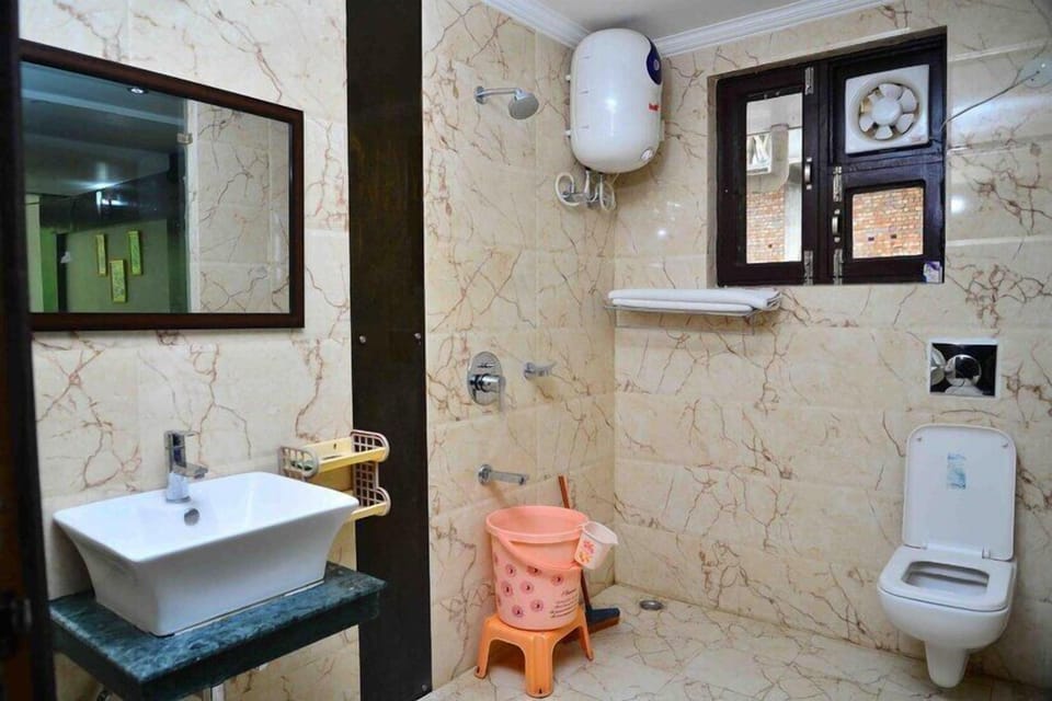 Super Deluxe Room | Bathroom | Towels, soap, shampoo, toilet paper