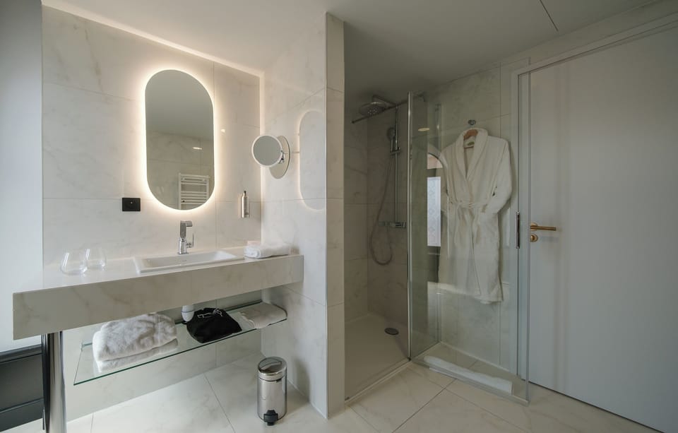 EXECUTIVE | Bathroom | Hair dryer, bathrobes, towels