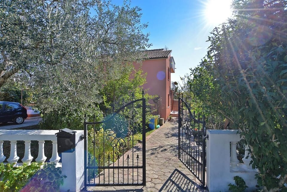 Apartment, 3 Bedrooms, Smoking, Balcony | Property entrance