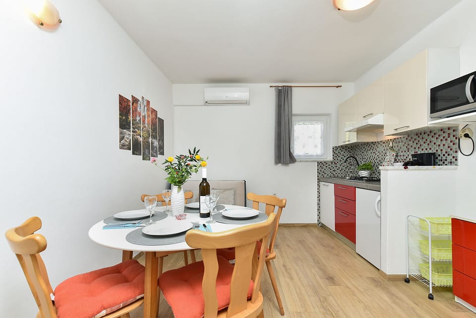 Apartment, 1 Bedroom, Smoking, Patio | Dining room
