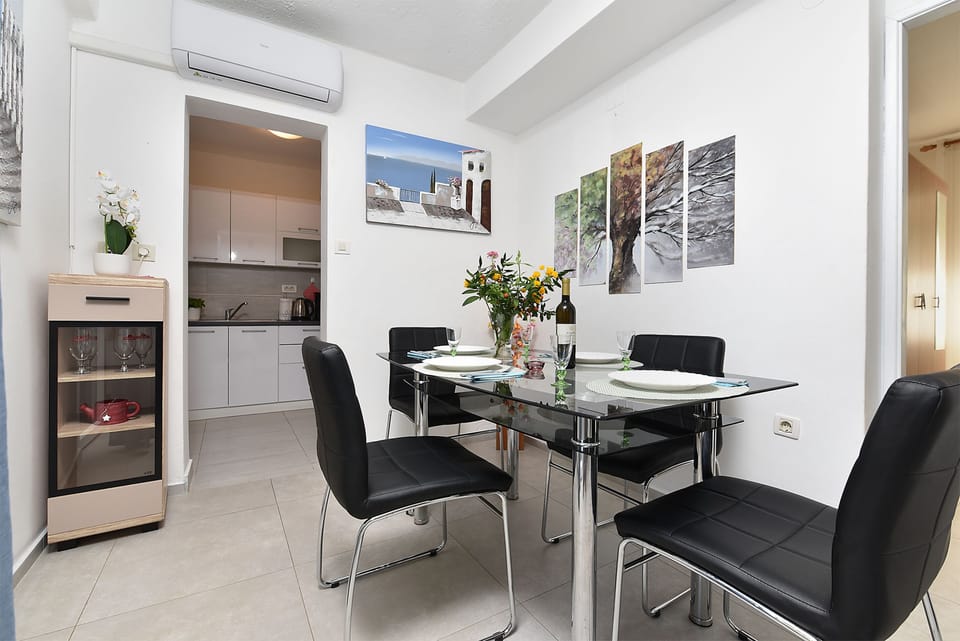 Apartment, 2 Bedrooms, Smoking, Patio | Dining room