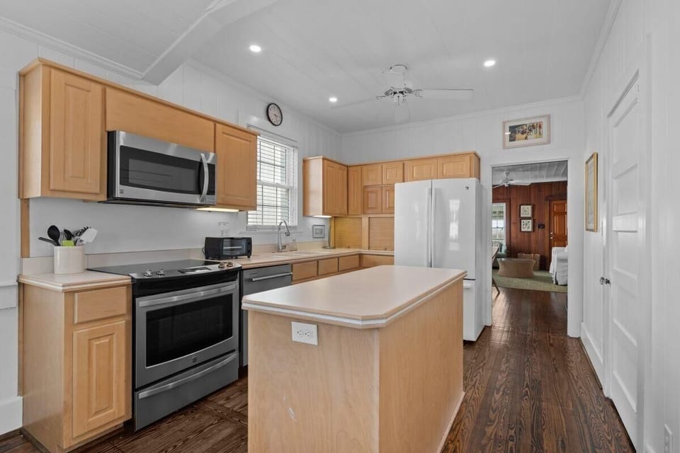 House, 5 Bedrooms | Private kitchen | Fridge, oven, coffee/tea maker, toaster
