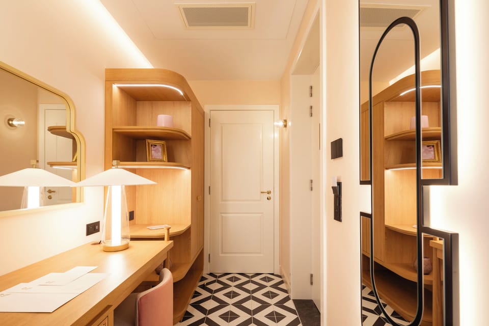 Classique Héritage (lit double) | Minibar, in-room safe, desk, iron/ironing board (on request)