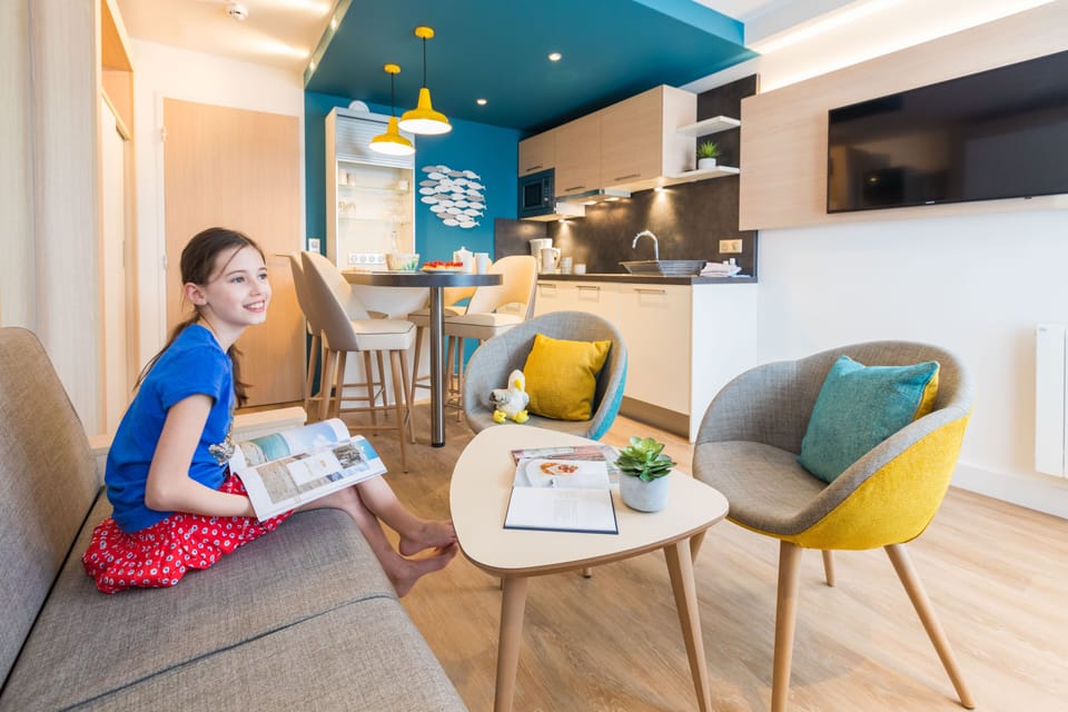 Studio, Kitchenette | Living area | Flat-screen TV