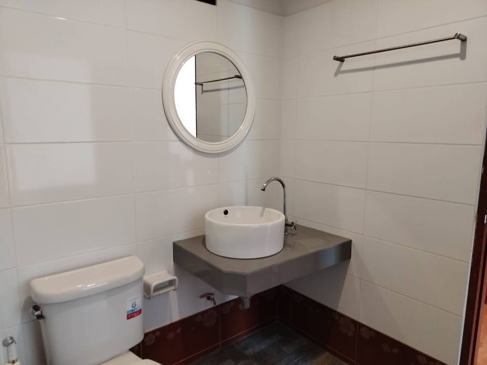 Superior Twin Room | Bathroom | Shower, free toiletries, towels