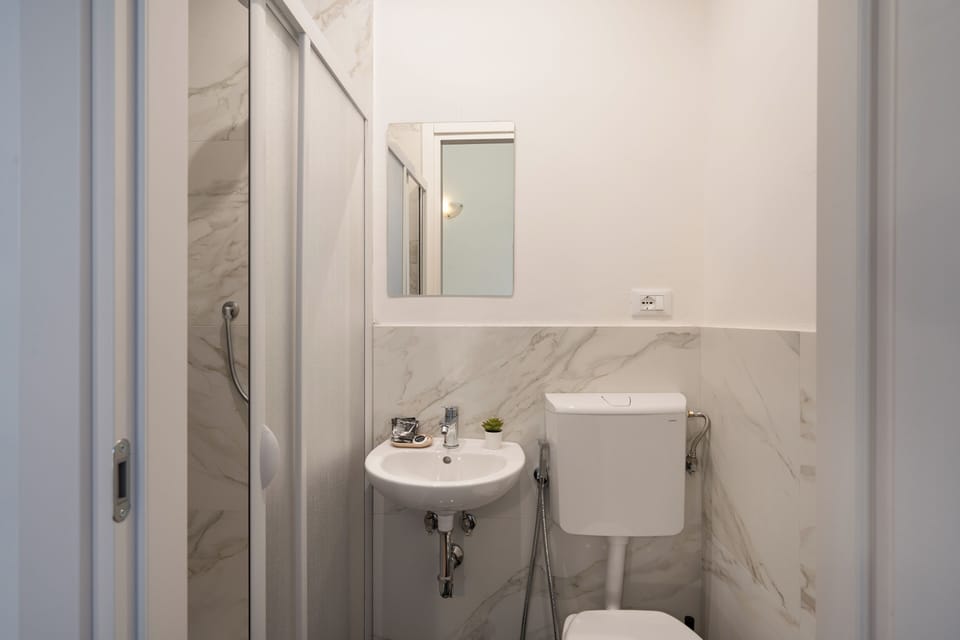 Basic Double Room | Bathroom | Shower, free toiletries, hair dryer, bidet
