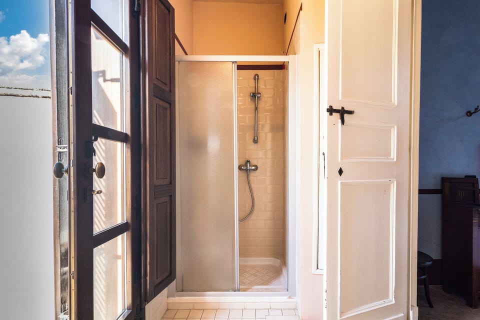 Superior Room, Courtyard View | Bathroom | Bidet, towels, soap, shampoo