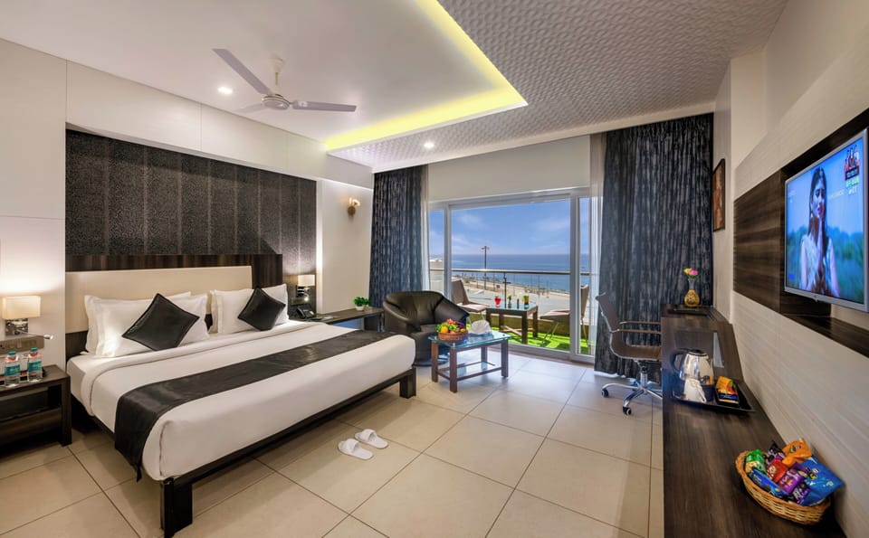 Studio, Sea View | Minibar, in-room safe, desk, bed sheets