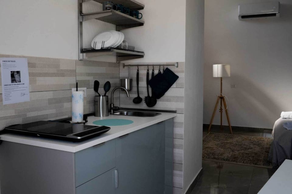 Deluxe Room, Patio | Private kitchen | Fridge, microwave, stovetop, cookware/dishes/utensils