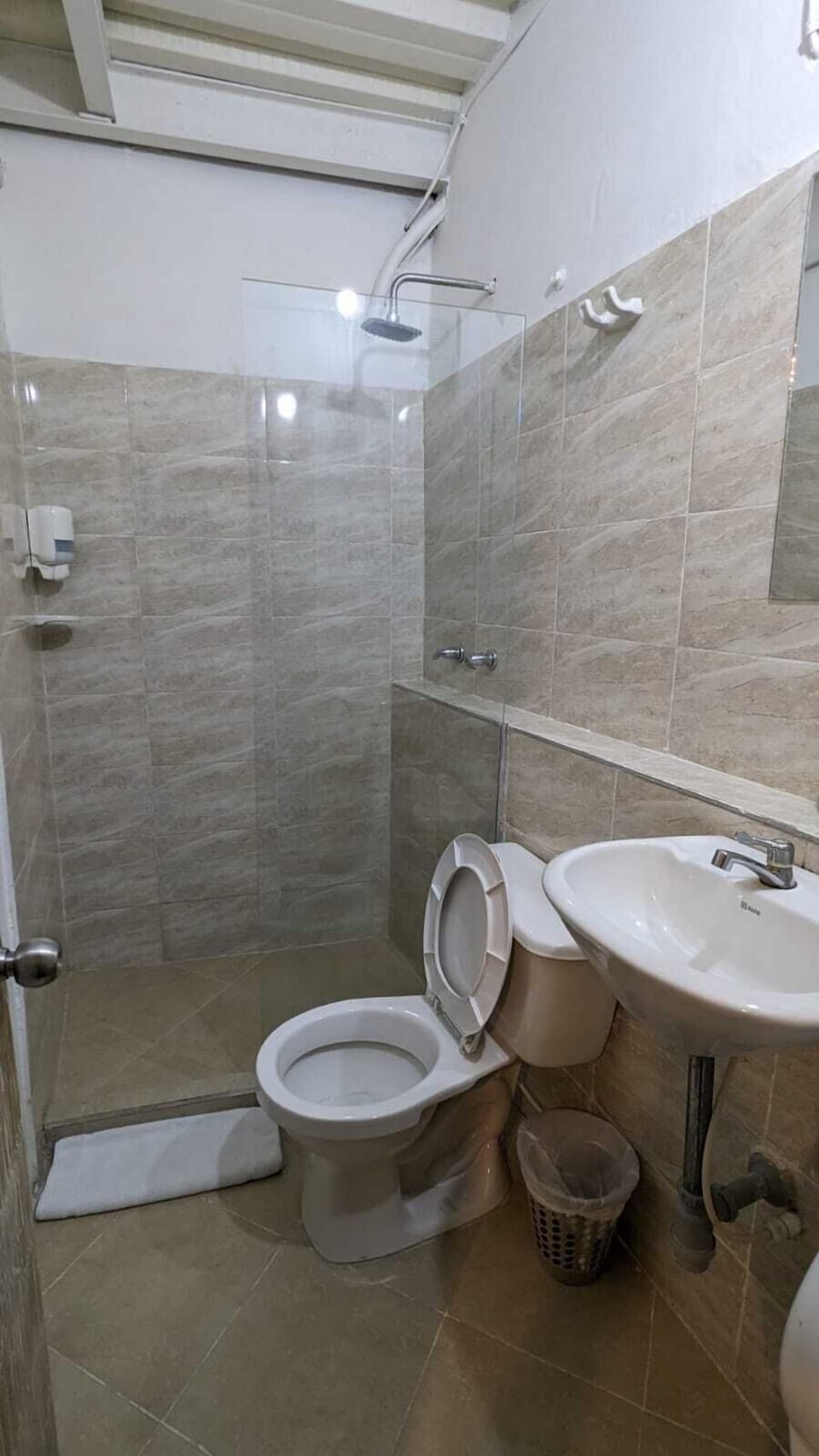 Classic Triple Room | Bathroom