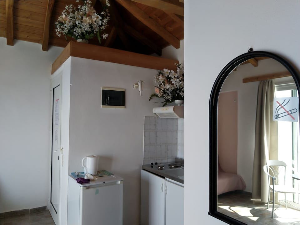 Studio, Sea View (double) | Private kitchenette | Fridge, stovetop, coffee/tea maker, electric kettle