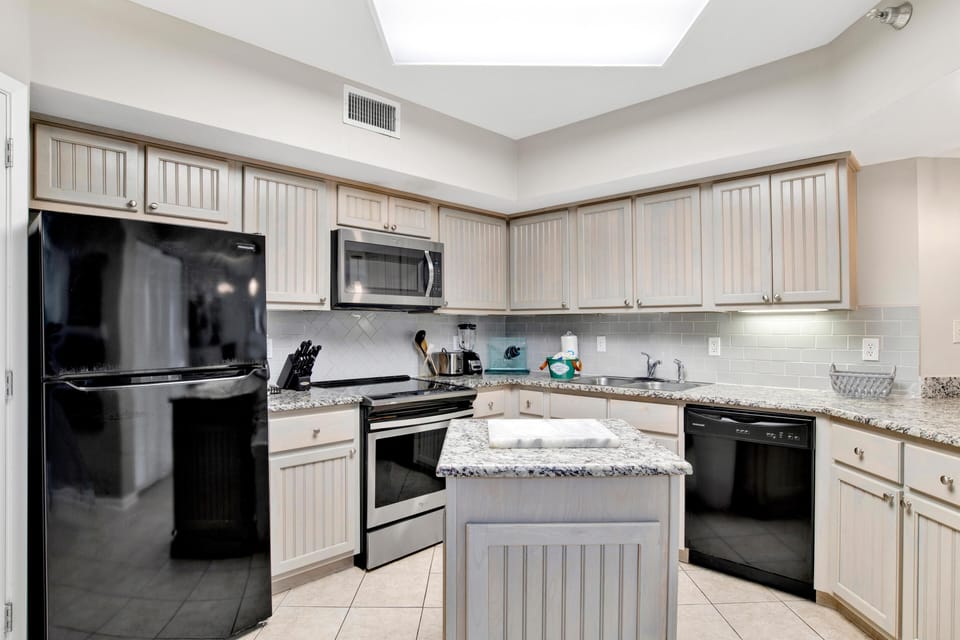 Condo, Multiple Beds (Windward Pointe 1002) | Private kitchen | Oven