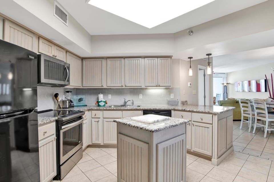 Condo, Multiple Beds (Windward Pointe 1002) | Private kitchen | Oven