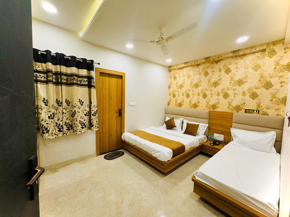 Superior Triple Room | Bathroom | Free toiletries, towels, soap, shampoo