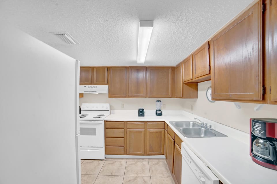 Condo, 1 Queen Bed with Sofa bed (Sugar Beach 140) | Private kitchen | Oven