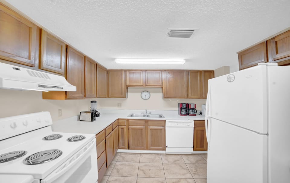 Condo, 1 Queen Bed with Sofa bed (Sugar Beach 140) | Private kitchen | Oven