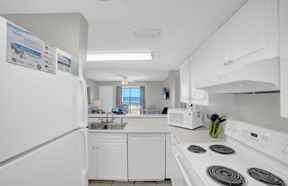 Condo, Multiple Beds (Sugar Beach 246) | Private kitchen | Oven