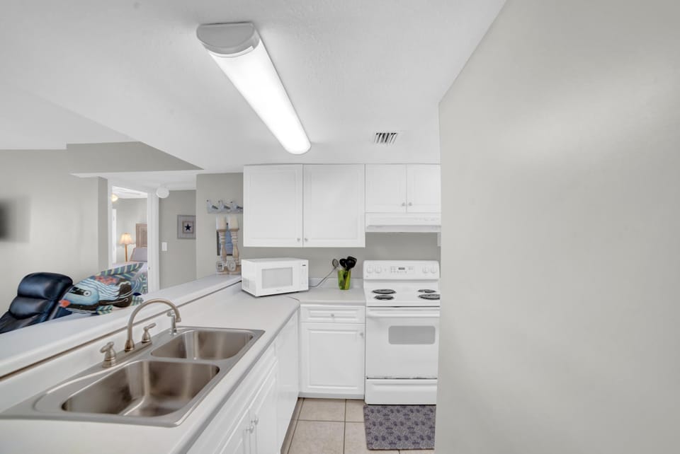 Condo, Multiple Beds (Sugar Beach 246) | Private kitchen | Oven