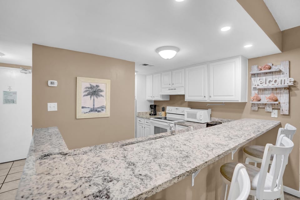 Condo, Multiple Beds (Sugar Beach 257) | Private kitchen | Oven