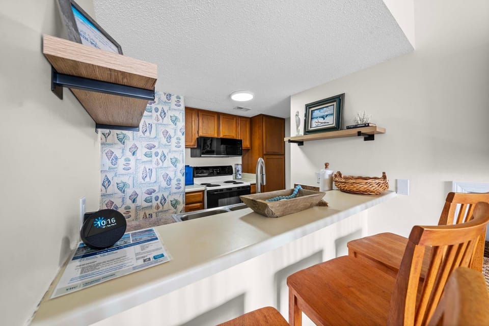 Condo, Multiple Beds (Sugar Beach 323) | Private kitchen | Oven