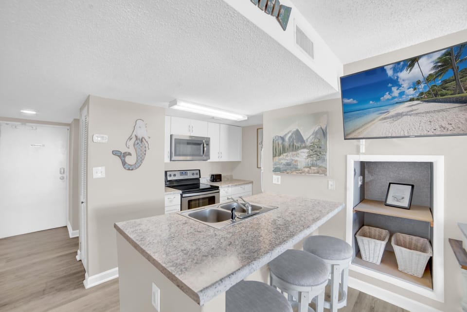 Condo, 1 King Bed with Sofa bed (Sugar Beach 335) | Private kitchen | Oven