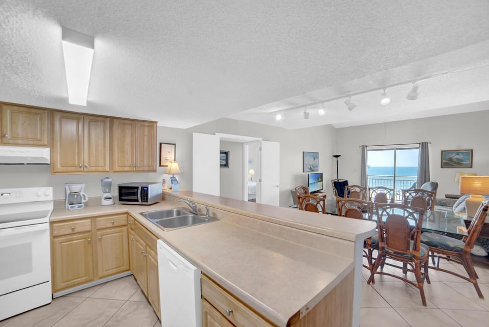 Condo, Multiple Beds (Sugar Beach 340) | Private kitchen | Oven