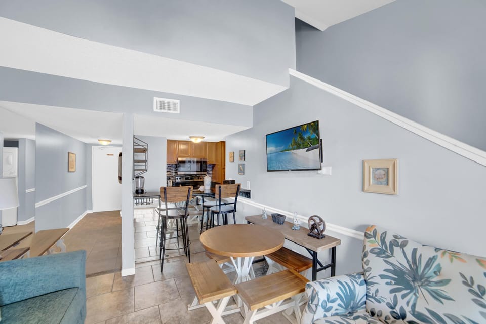 Condo, 1 King Bed with Sofa bed (Sugar Beach 352) | Interior
