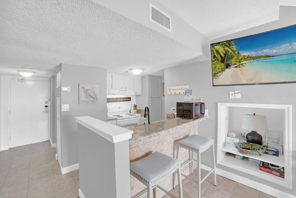 Condo, 1 King Bed with Sofa bed (Sugar Beach 356) | Interior