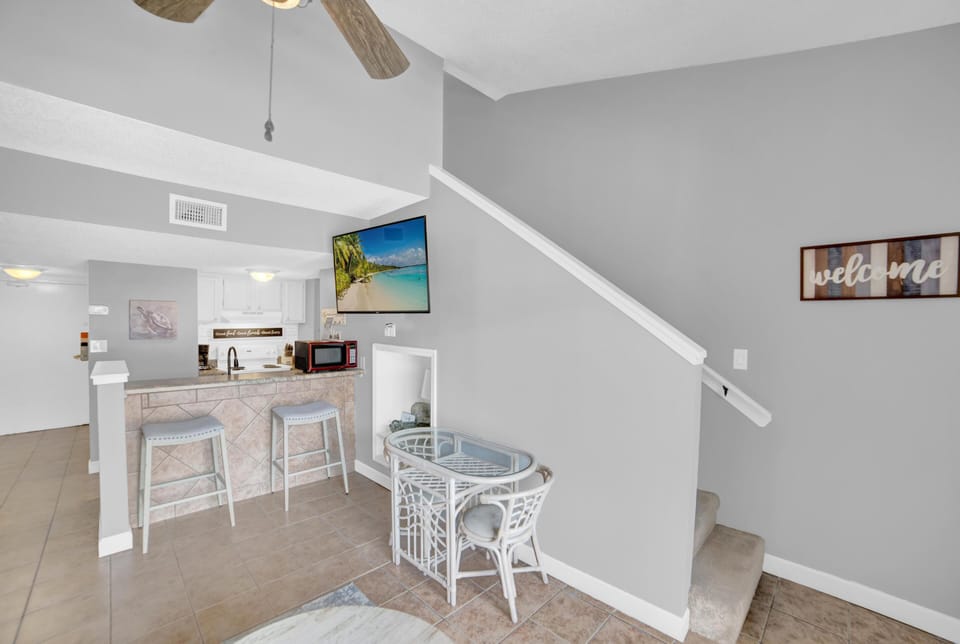 Condo, 1 King Bed with Sofa bed (Sugar Beach 356) | Dining