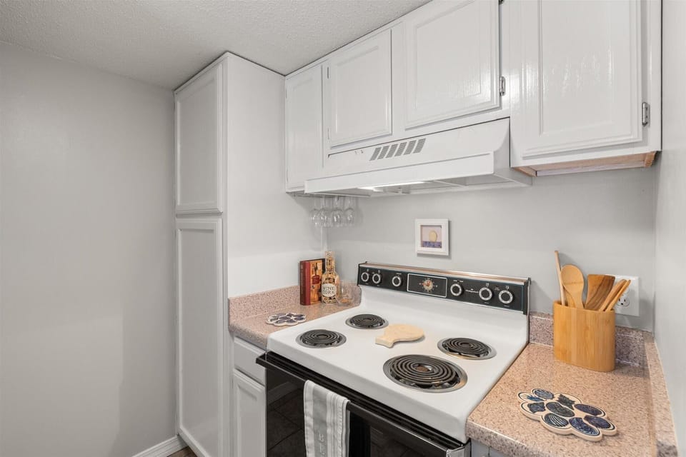 Condo, 1 King Bed with Sofa bed (Sugar Beach 355) | Private kitchen | Oven