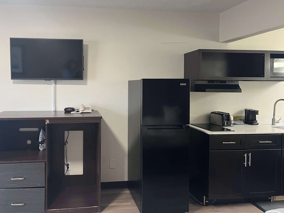 Fridge, microwave, stovetop