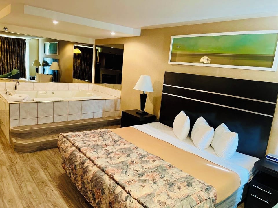 Suite, 1 King Bed | Free WiFi, bed sheets