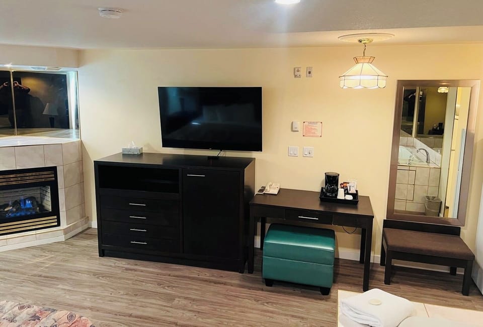 Suite, 1 King Bed | Free WiFi, bed sheets