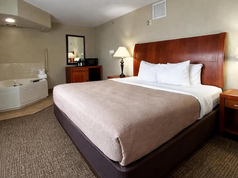 Room, 1 King Bed, Jetted Tub | Desk, soundproofing, iron/ironing board, free cribs/infant beds