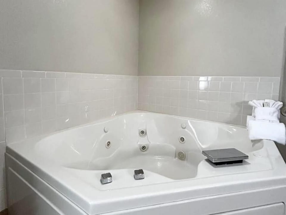 Room, 1 King Bed, Jetted Tub | Desk, soundproofing, iron/ironing board, free cribs/infant beds
