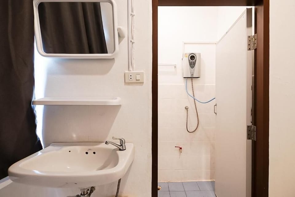 Studio | Bathroom | Bidet