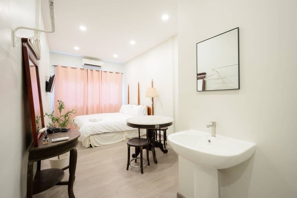 Deluxe Studio | Free WiFi, bed sheets